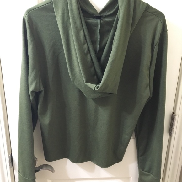 NWOT SUPER Awesome Crop Top! - Picture 2 of 4